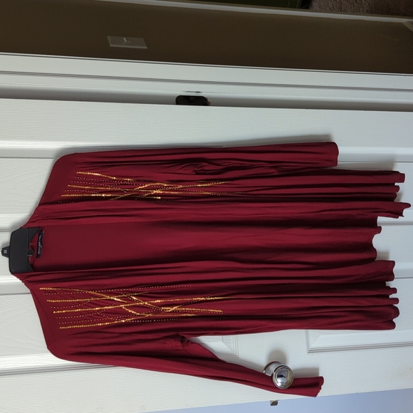 Jones New York flowing rayon top with sequins - Picture 2 of 4